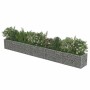 Langes Gabionen-Hochbeet aus verzinktem Stahl, silber, bepflanzt mit Blumen und Grünpflanzen. Ideal für Garten.