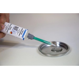 WEICON Epoxyd-Minutenkleber wird in eine Schale dosiert. 24 ml Set für schnelle Verklebungen.