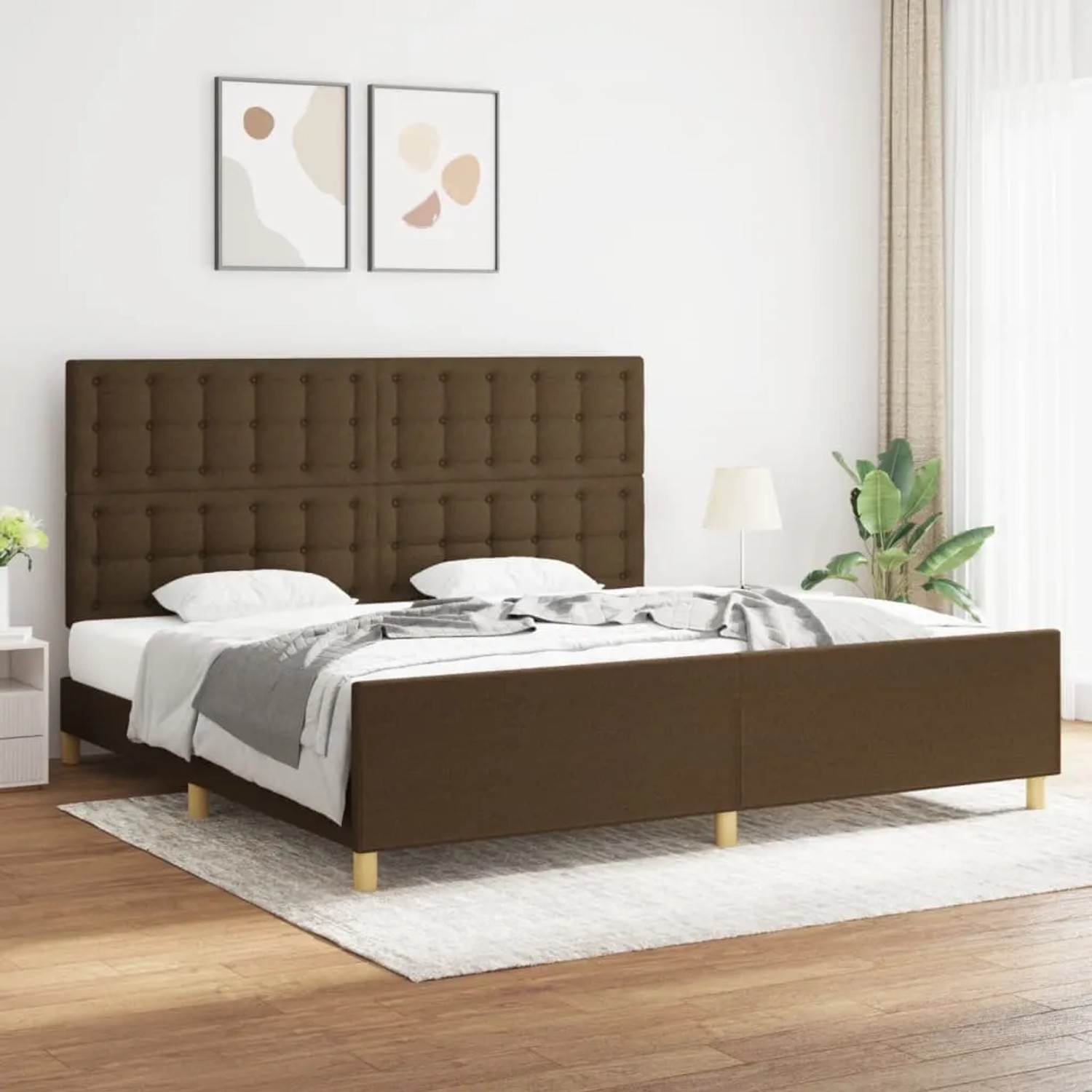 Dunkelbraunes Stoff-Bettgestell (200x200 cm) mit gestepptem Kopfteil für Schlafzimmer.