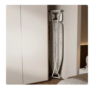 Gefaltetes Relaxdays Bügelbrett weiß-grau mit Ärmelbrett, platzsparend zwischen Schrank und Wand verstaut.