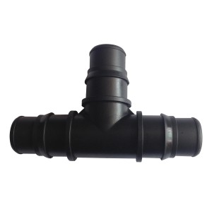 Schwarzes Steinbach T-Stück für 32/38 mm Poolschläuche, aus robustem Kunststoff.