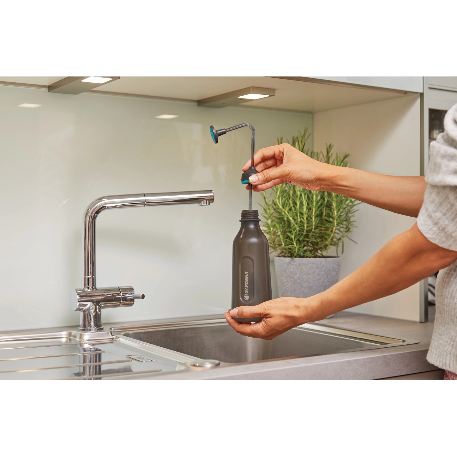 Gardena Soft-Drucksprüher 0,45 l wird am Wasserhahn befüllt. Ideal für Setzlinge.
