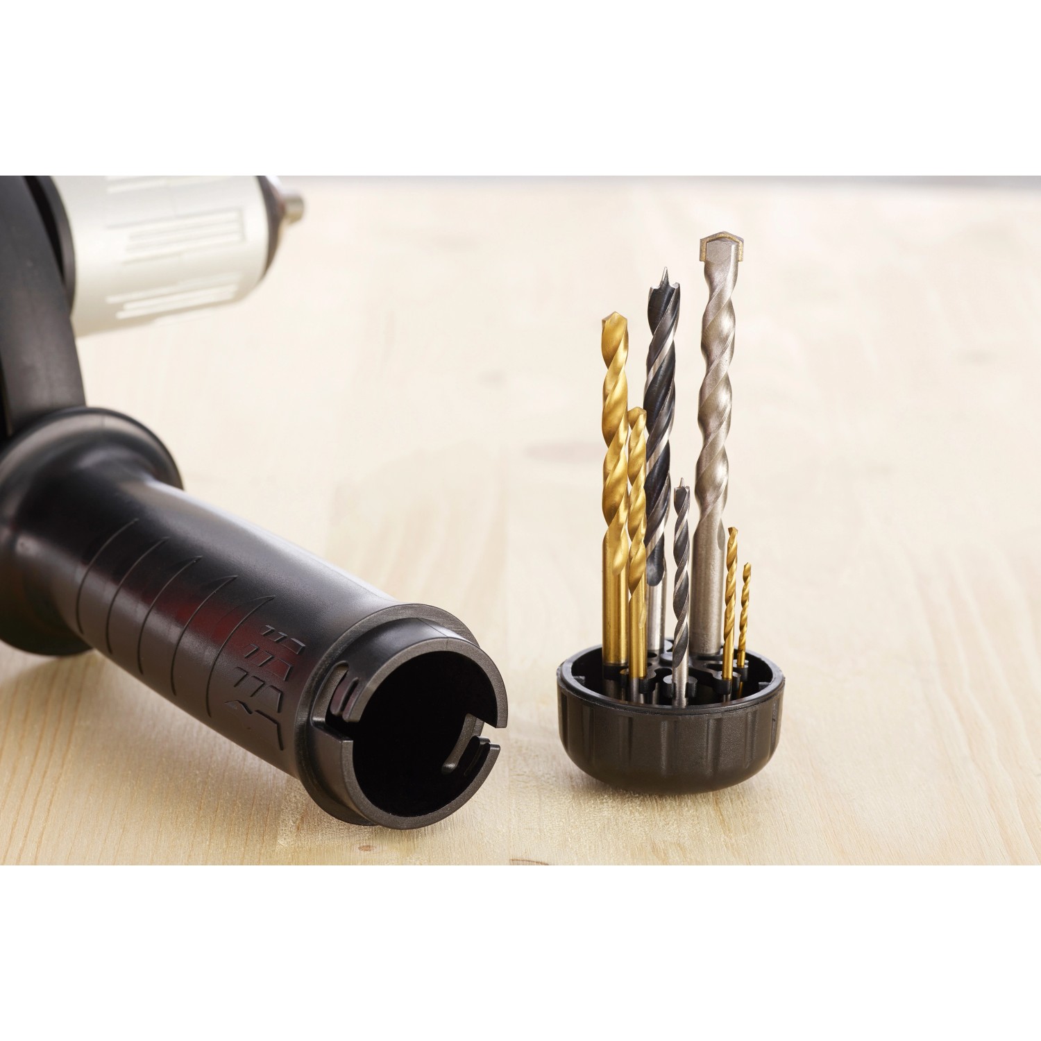 Black+Decker Schlagbohrmaschine Zubehör: Handgriff und diverse Bohrer im Set.