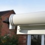 Detailaufnahme: Weiße Palram Terrassenüberdachung Sierra, Aluminiumkonstruktion.