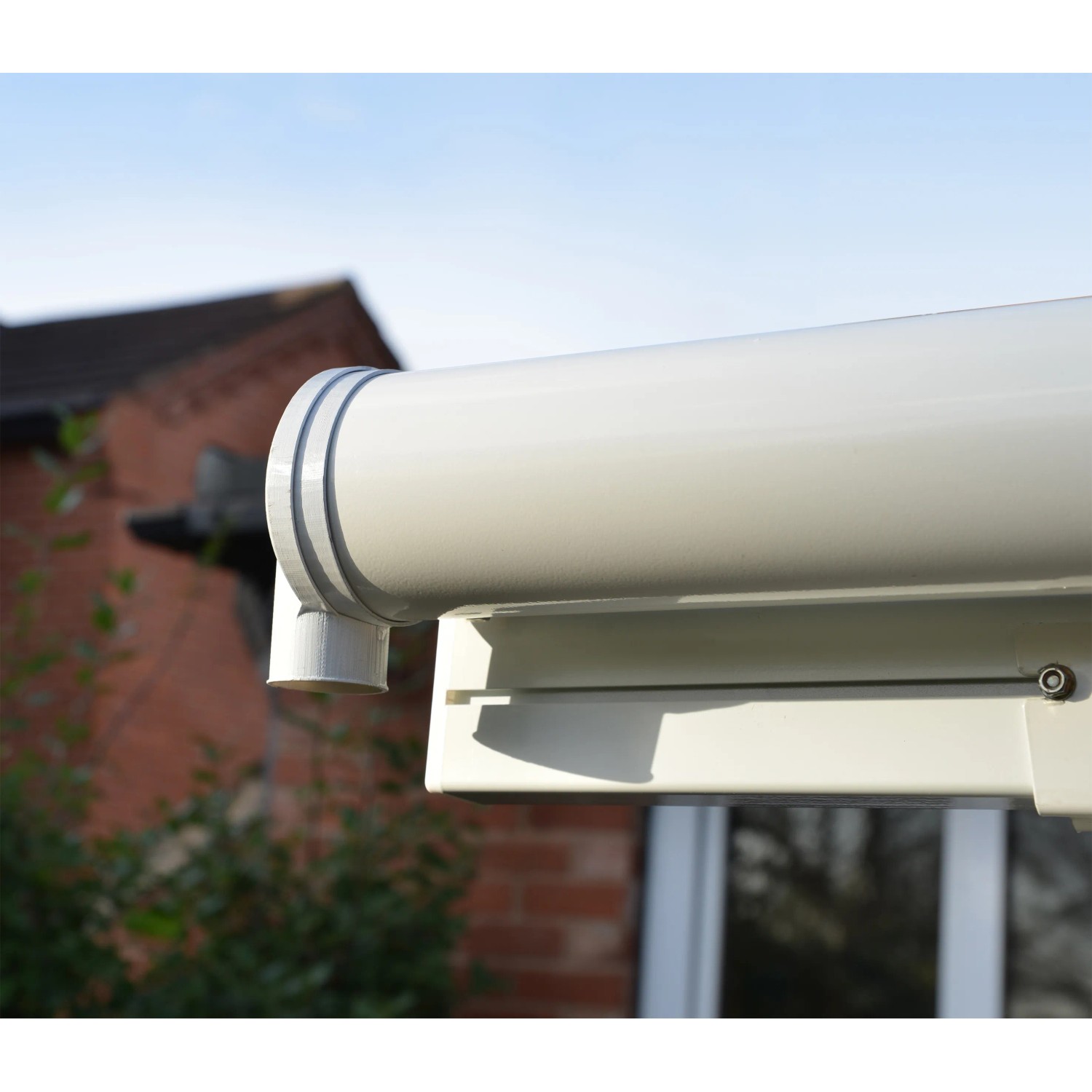 Detailaufnahme: Weiße Palram Terrassenüberdachung Sierra, Aluminiumkonstruktion.