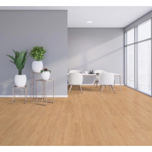 Helles Kaindl Comfort Laminat 7 mm Eiche Brione mit Holzstruktur in modernem Raum. Klicklaminat Bodenbelag.