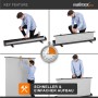 Mann baut grauen Walimex Pro Roll-Up Fotohintergrund (155x200cm) schnell auf. Einfacher Aufbau für Fotostudio.