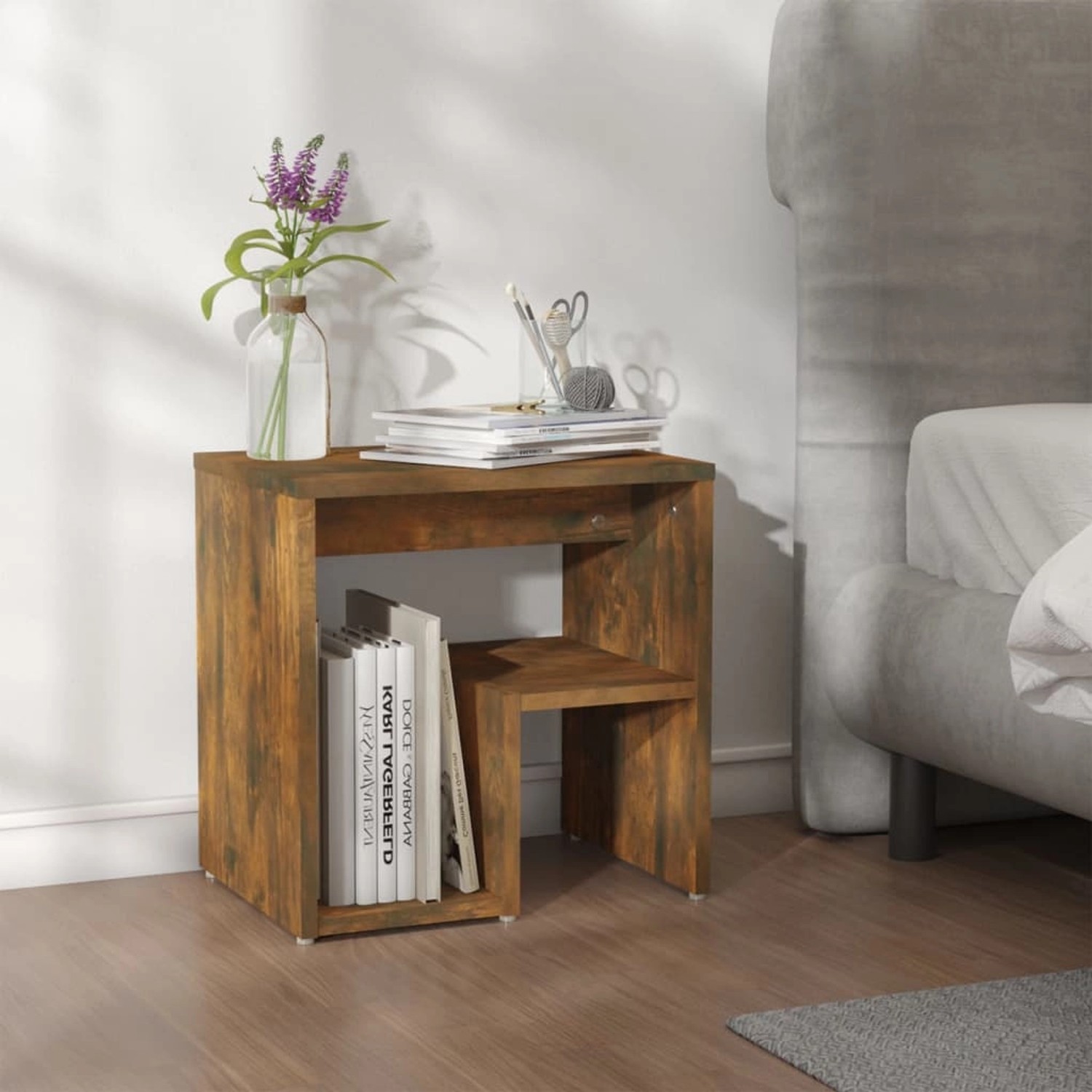 vidaXL Nachttisch Räuchereiche, Holzwerkstoff, mit Ablage für Bücher und Deko.