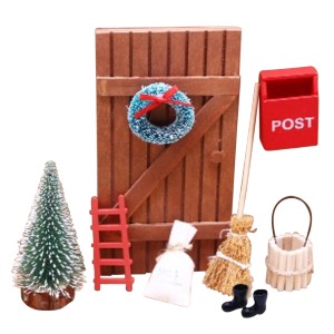 Boltze Wichteltür Kunka 9-tlg., mehrfarbig: Miniatur Weihnachtsdeko Set mit Tür, Baum, Leiter, Besen, Stiefel, Sack, Eimer und Briefkasten.