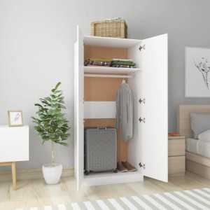 Offener, weißer Kleiderschrank aus Holzwerkstoff mit Kleidung, Koffer und Ablagefächern.