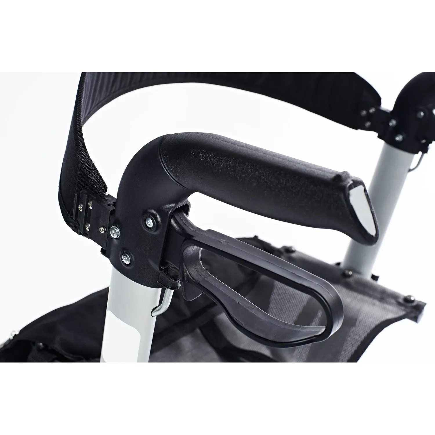 Detailaufnahme: Schwarzer Griff und Bremse des Ridder Rollator Premium.