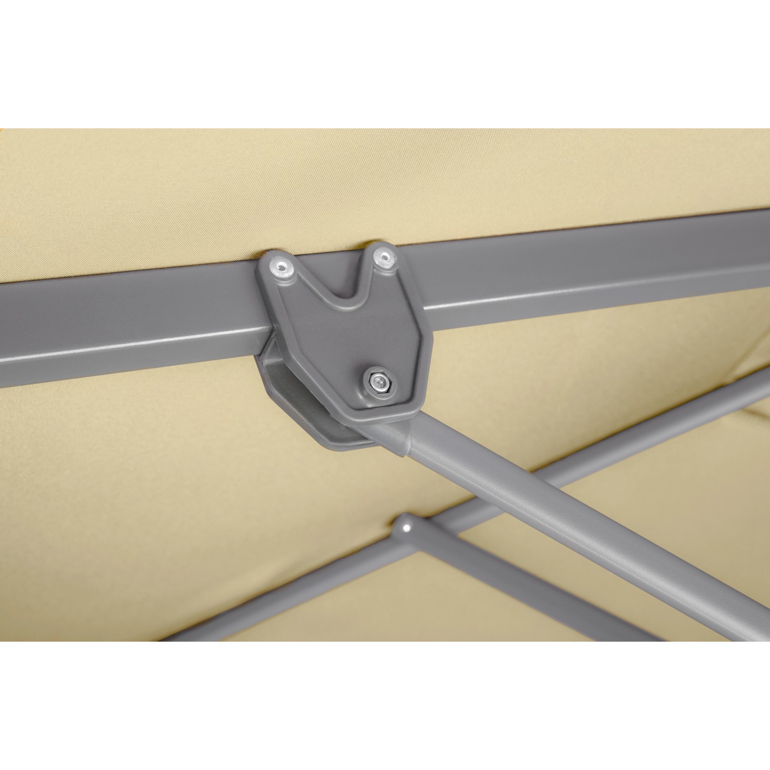 Detailaufnahme: Mechanismus des naturfarbenen Schneider Ampelschirms, Dreh- und Neigefunktion.