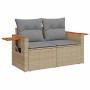 Beige 2-Sitzer Garten-Sofagarnitur aus Rattan mit grauen Kissen und Ablagetisch.