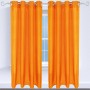 2er Pack blickdichte, orangefarbene Gardinen mit Ösen (140x145cm) vor Fenster.