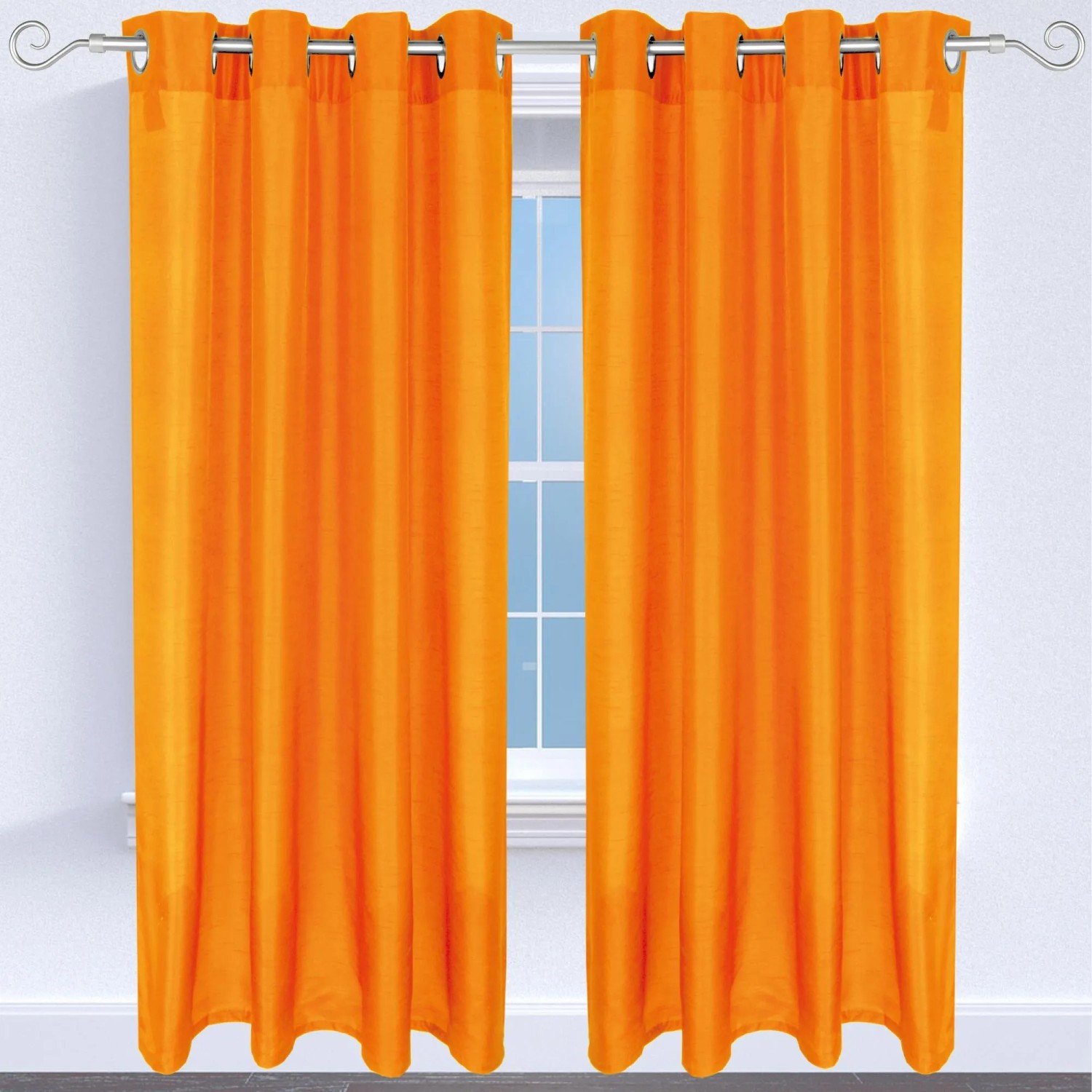 2er Pack blickdichte, orangefarbene Gardinen mit Ösen (140x145cm) vor Fenster.