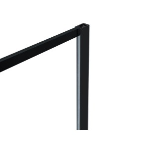 Schwarzes Aluminiumprofil der Duschwand Inaya II. Eckdetail der Walk-In-Dusche im Industrial-Design.