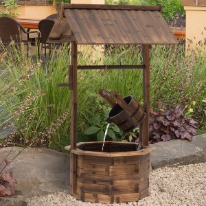 Outsunny Gartenbrunnen aus Tannenholz mit Eimer, verkohltes Holz, plätscherndes Wasser.