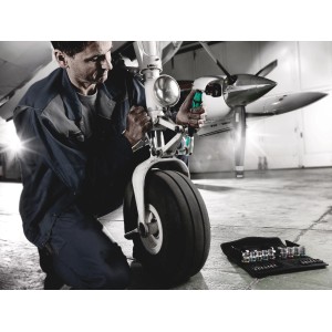 Mann repariert Flugzeug mit Wera Zyklop Speed-Knarrensatz. Schlüssel & Abzieher Set in Textilbox.