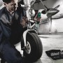 Mann repariert Flugzeug mit Wera Zyklop Speed-Knarrensatz. Schlüssel & Abzieher Set in Textilbox.
