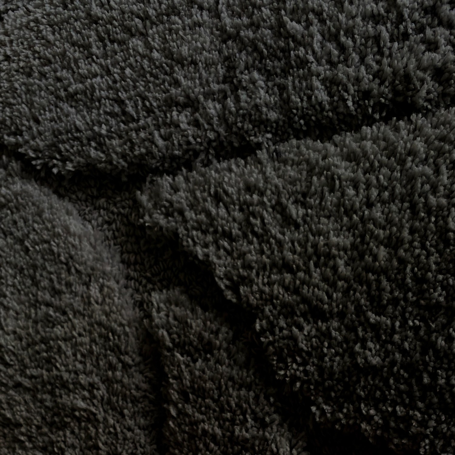 Detailaufnahme: Schwarze Badematte Maris mit Blattstruktur, flauschiger Badvorleger/Badteppich.