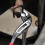 Knipex Alligator Wasserpumpenzange 300 mm beim Greifen eines Metallstücks.