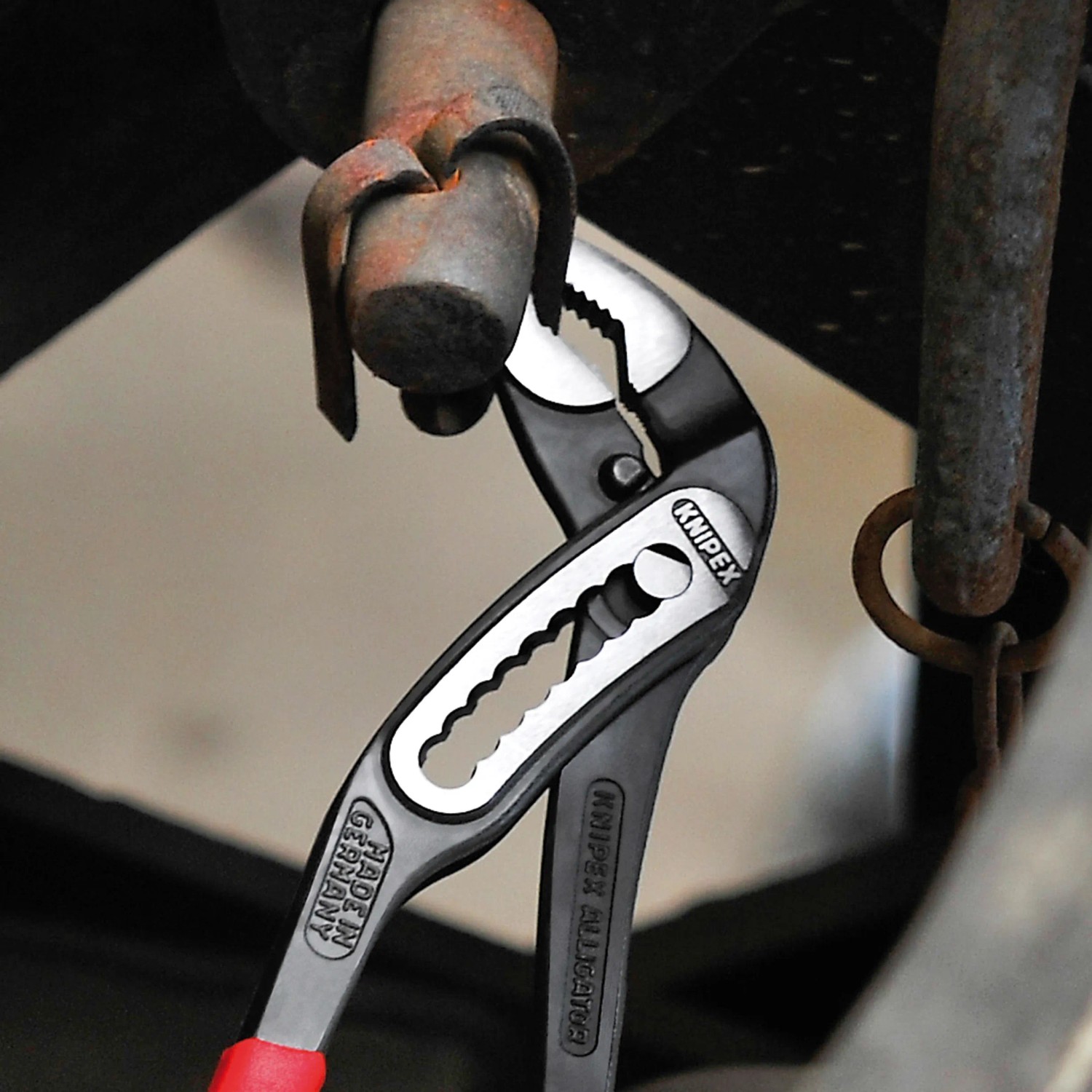 Knipex Alligator Wasserpumpenzange 300 mm beim Greifen eines Metallstücks.