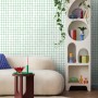 ESTAhome Vliestapete mit grün-weißem Karomuster an einer Wand im modernen Wohnzimmer. Dekorative Tapete.