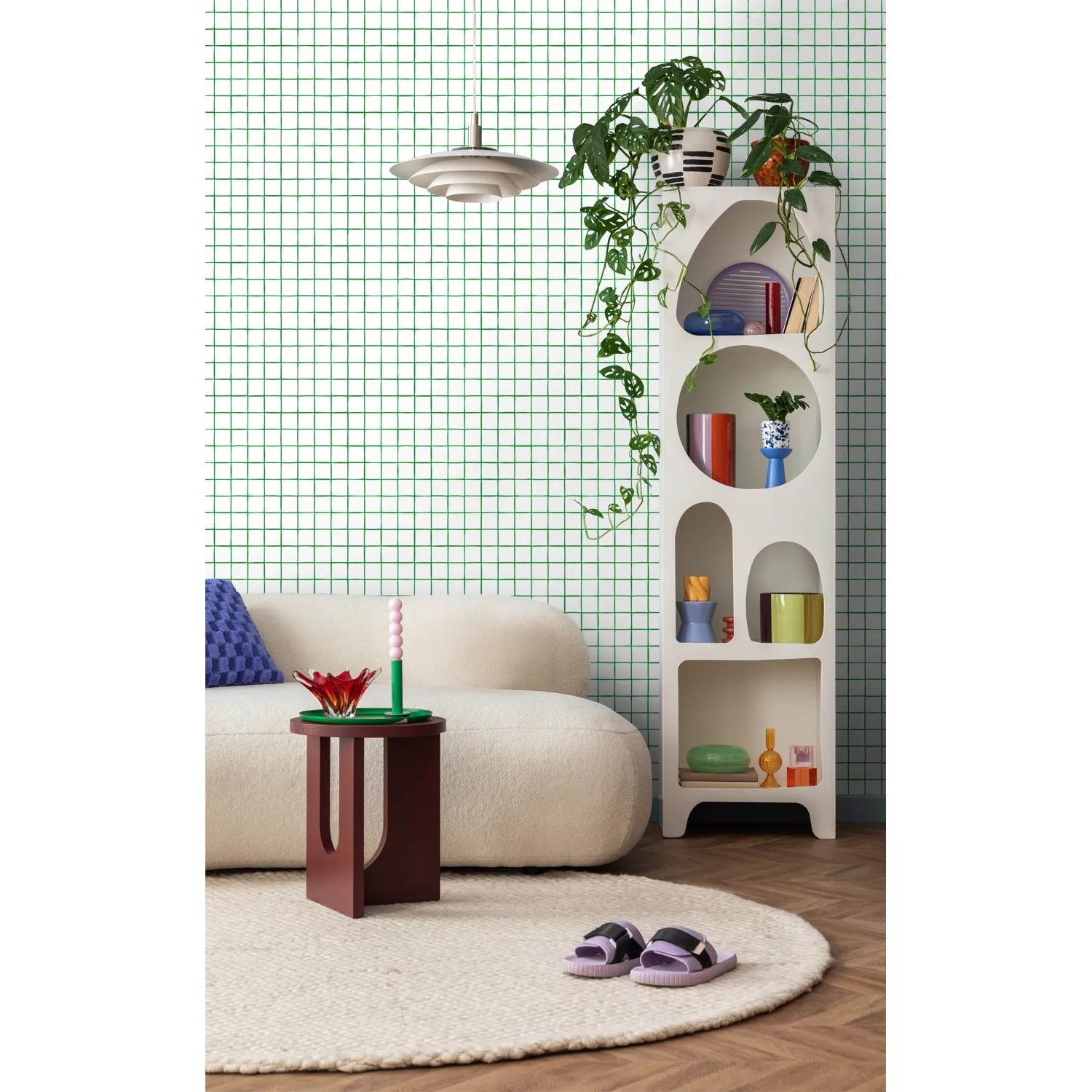 ESTAhome Vliestapete mit grün-weißem Karomuster an einer Wand im modernen Wohnzimmer. Dekorative Tapete.