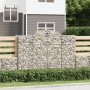 Drei Gabionen mit Hochbogen als dekorative Steinmauer im Garten.