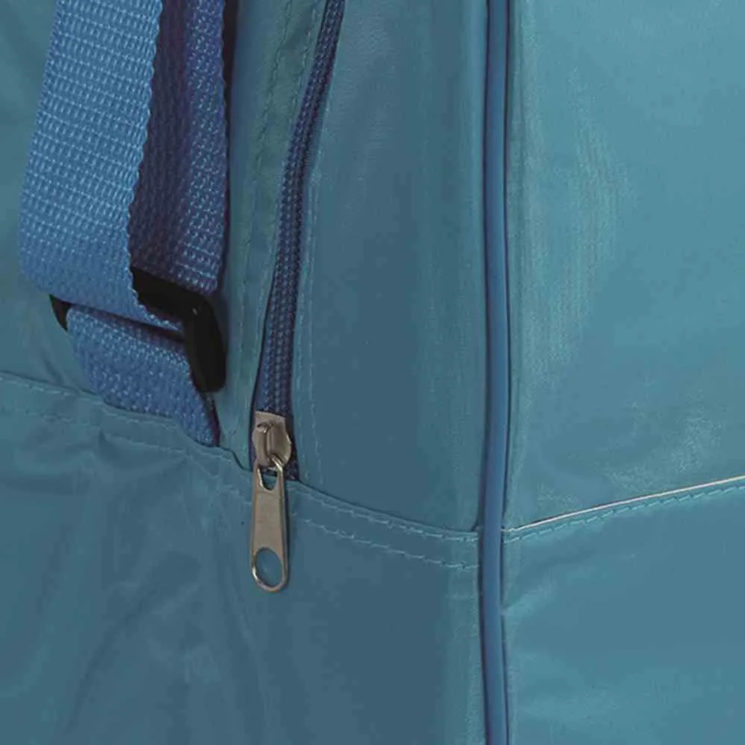 Detailaufnahme: Blaue Connabride Kühltasche (17 l) mit Reißverschluss und Tragegurt.