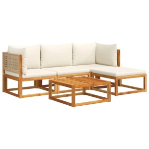 5-tlg. Garten-Sofagarnitur aus Akazienholz mit cremeweißen Kissen und Tisch.