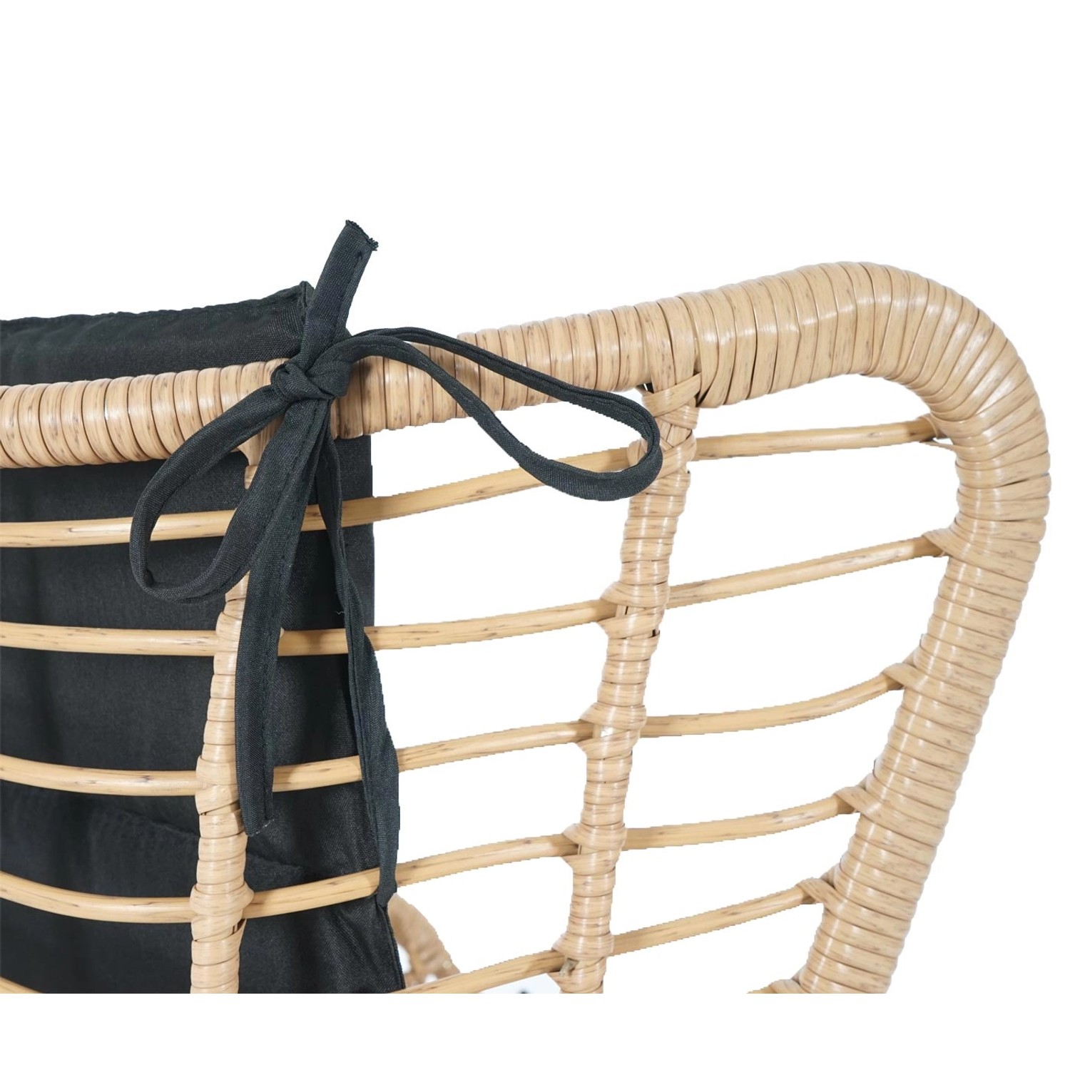 Detailaufnahme: Naturfarbener Poly-Rattan Sessel mit anthrazitfarbenem Kissen aus dem 2-teiligen Lounge-Set.