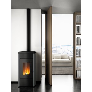 Freepoint Pelletofen Duke, Stahl silberfarben, 14 kW mit Automatik im modernen Wohnraum.