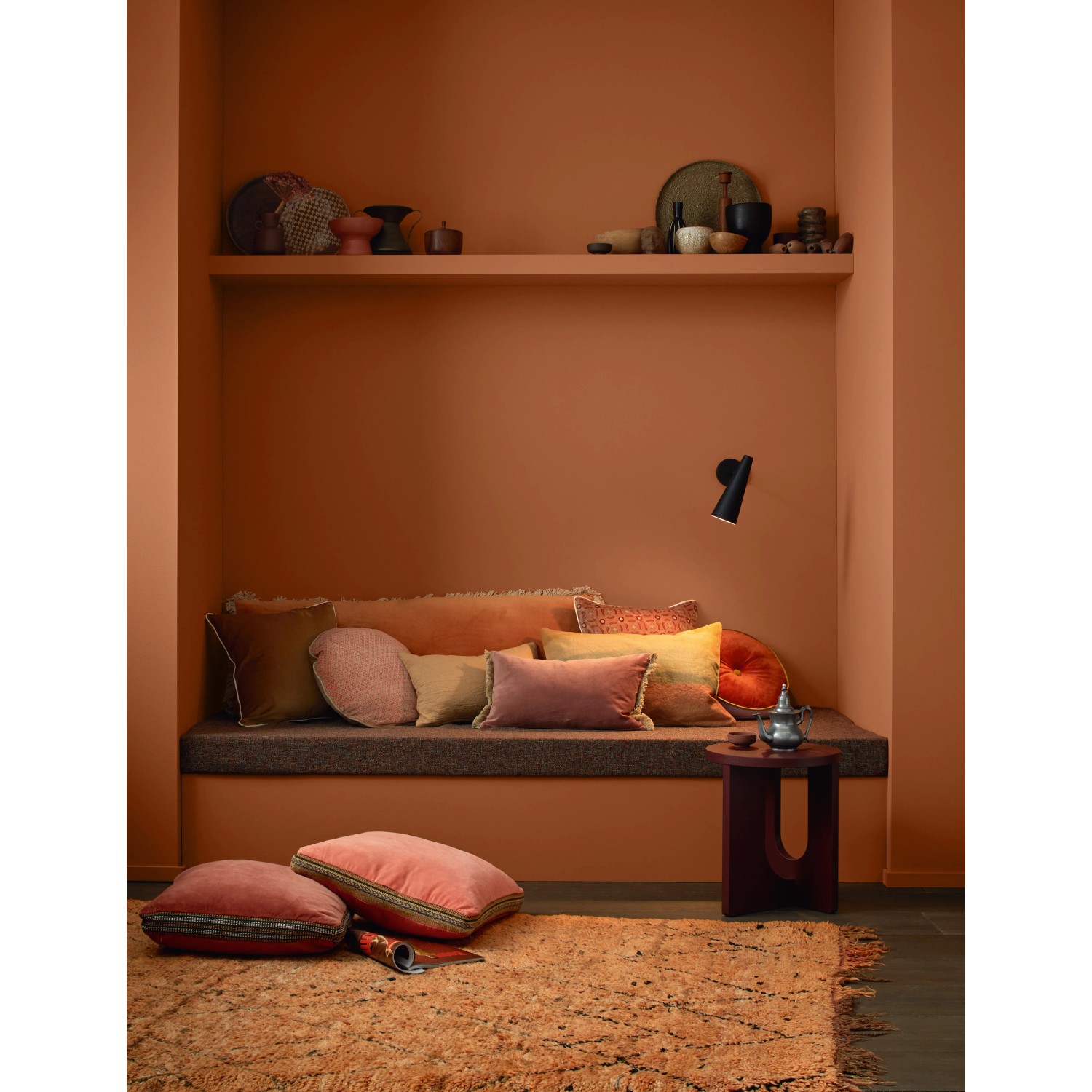 Wohnraum in Kupferorange mit Alpina Wandfarbe Pure Farben gestrichen.