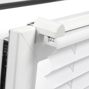 Detailaufnahme: Weißes Gardinia EasyFix Plissee mit Bedienschienen am Fenster.