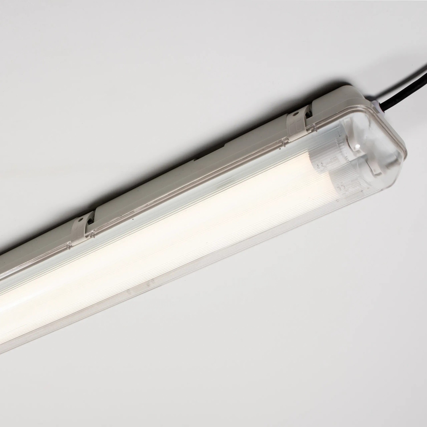 Graue LED-Unterbauleuchte, 120 cm, mit Sensor. Ideal als Feuchtraumleuchte.