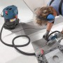 Bosch Professional Industriestaubsauger GAS 35 L im Einsatz beim Fliesenschneiden.