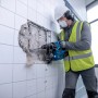 Bosch Professional Akku-Bohrhammer GBH 18V-28 CF im Einsatz beim Stemmen einer Wand.