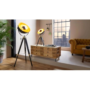 Eglo Tischleuchte Covaleda, schwarz-gold, mit dreibeinigem Holzfuß und goldenem Lampenschirm.