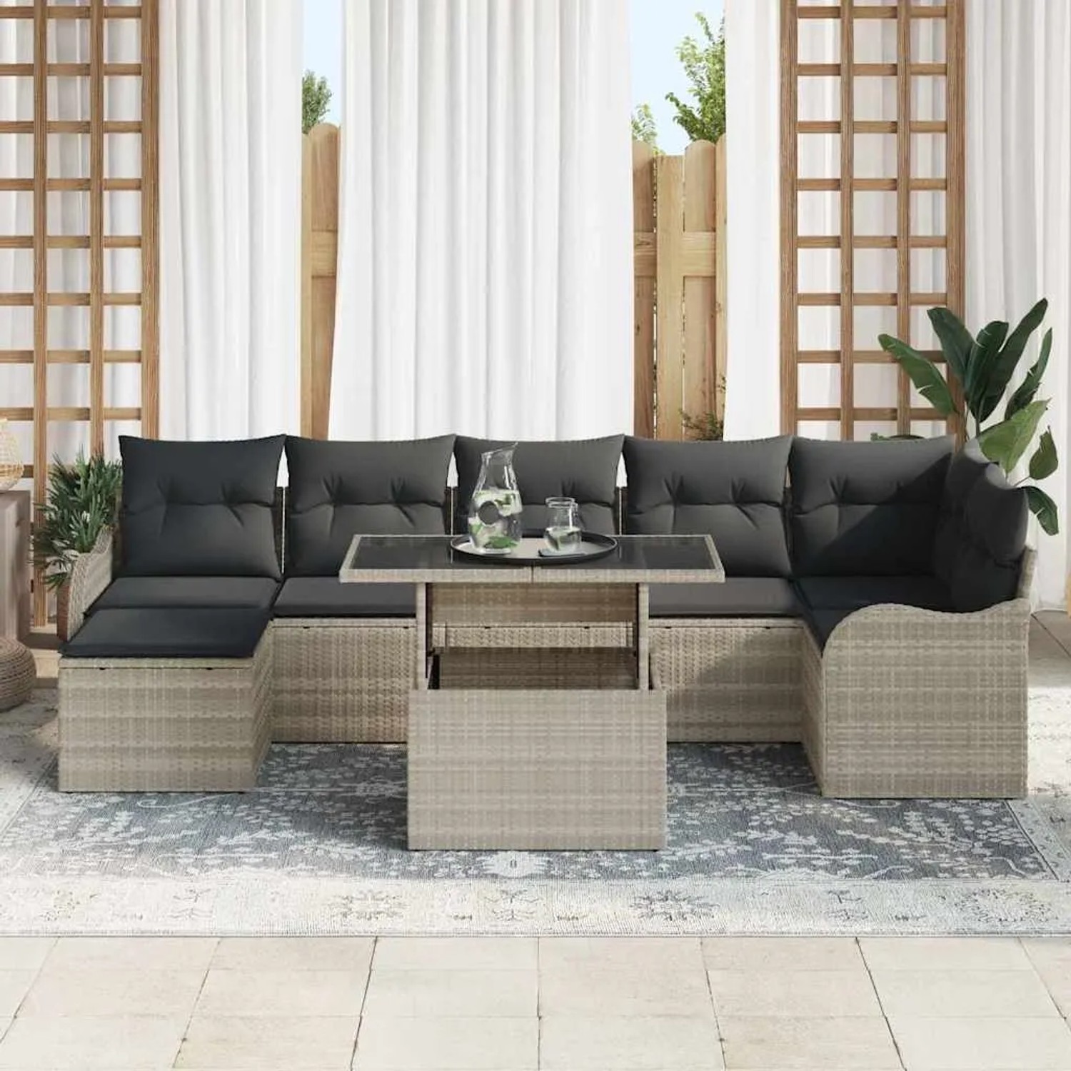 Hellgraues 8-teiliges Garten-Sofa-Set aus Poly Rattan mit Tisch und Kissen.