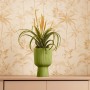Grüner Elho Blumentopf Vibes Fold Coupe Ø 14 cm mit Pflanze, gerippte Struktur.
