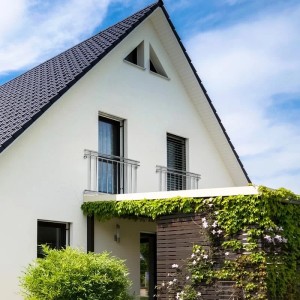 Glänzender, französischer Balkon von ECD Germany (156x90cm) mit 11 Füllstäben am Haus.