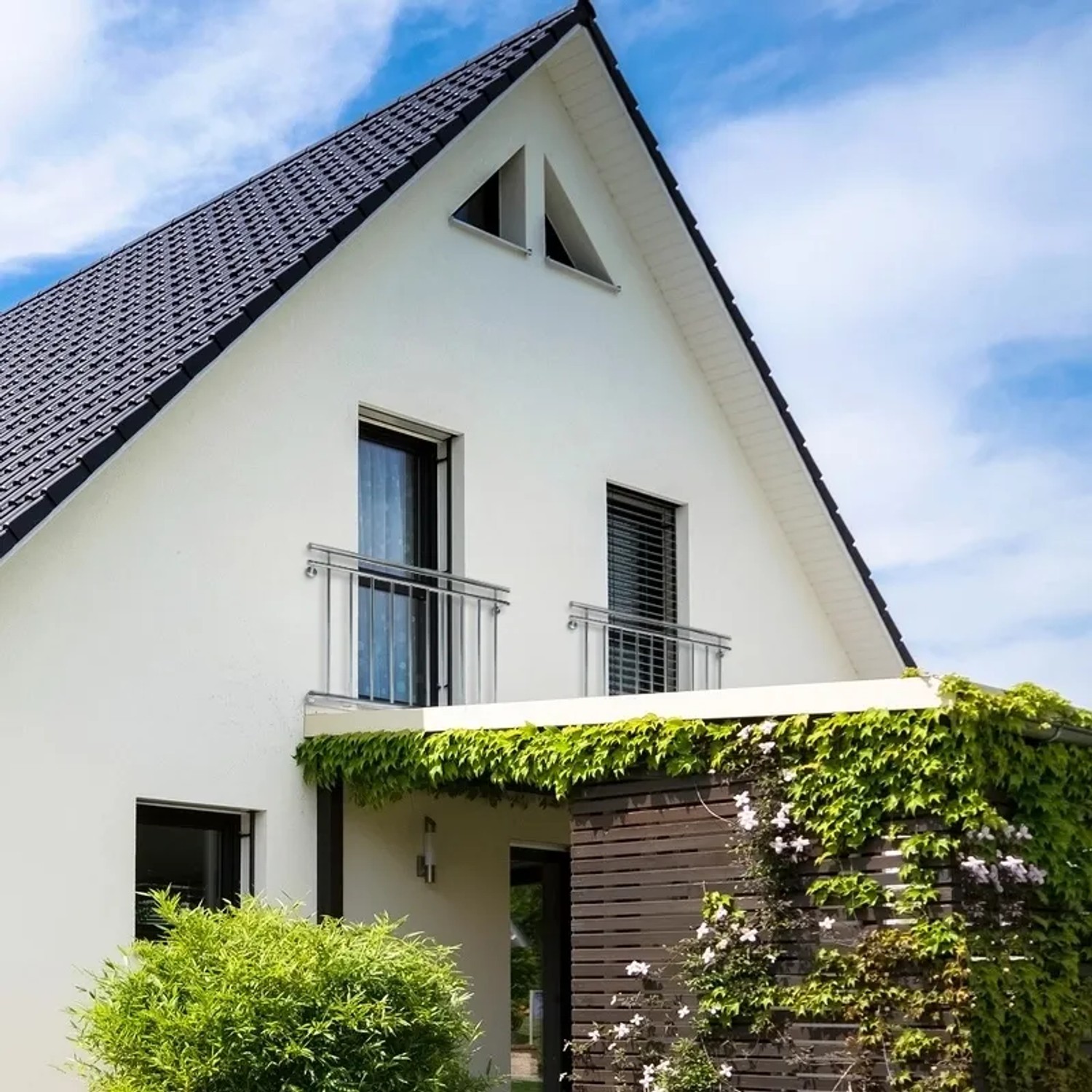 Glänzender, französischer Balkon von ECD Germany (156x90cm) mit 11 Füllstäben am Haus.