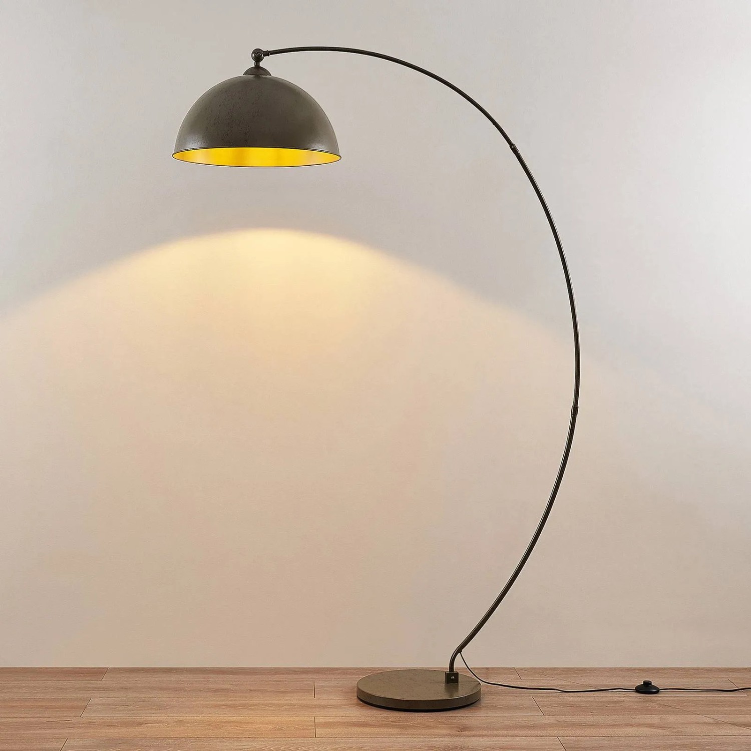 Lindby Bogenleuchte Jonera, Alu, 185cm hoch. Stehlampe für Wohnzimmer, mit grauem Schirm und warmem Licht.