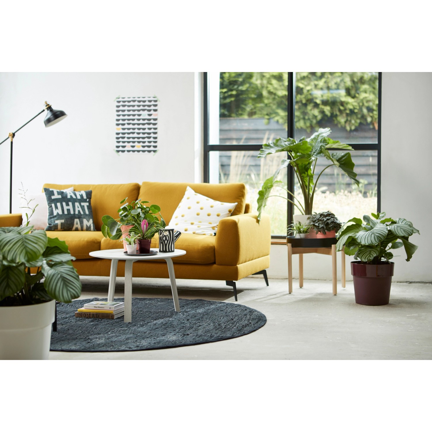 Kleiner, warmer grauer Elho Blumentopf B.for Original Mini (Ø 11cm) auf einem Tisch im Wohnzimmer.