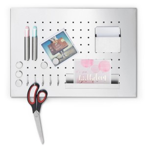 Zeller Memoboard aus Edelstahl mit Stifthalter, Haken, Magneten und Schere.