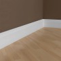 Weisse PROFHOME Sockelleisten (32 m Set) an brauner Wand und hellem Holzboden.