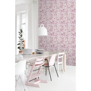 ESTAhome Vliestapete mit Retro Blumenmuster in Violett, Beige und Weiß an einer Wohnzimmerwand.