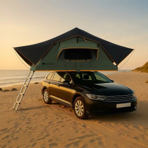 Juskys Autodachzelt Lago 120x210 cm, schwarz-olivgrün, auf Auto am Strand mit Leiter.