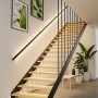 Paulmann MaxLED Stair LED-Streifen beleuchten Holztreppe und Handlauf für stilvolle Treppenbeleuchtung.